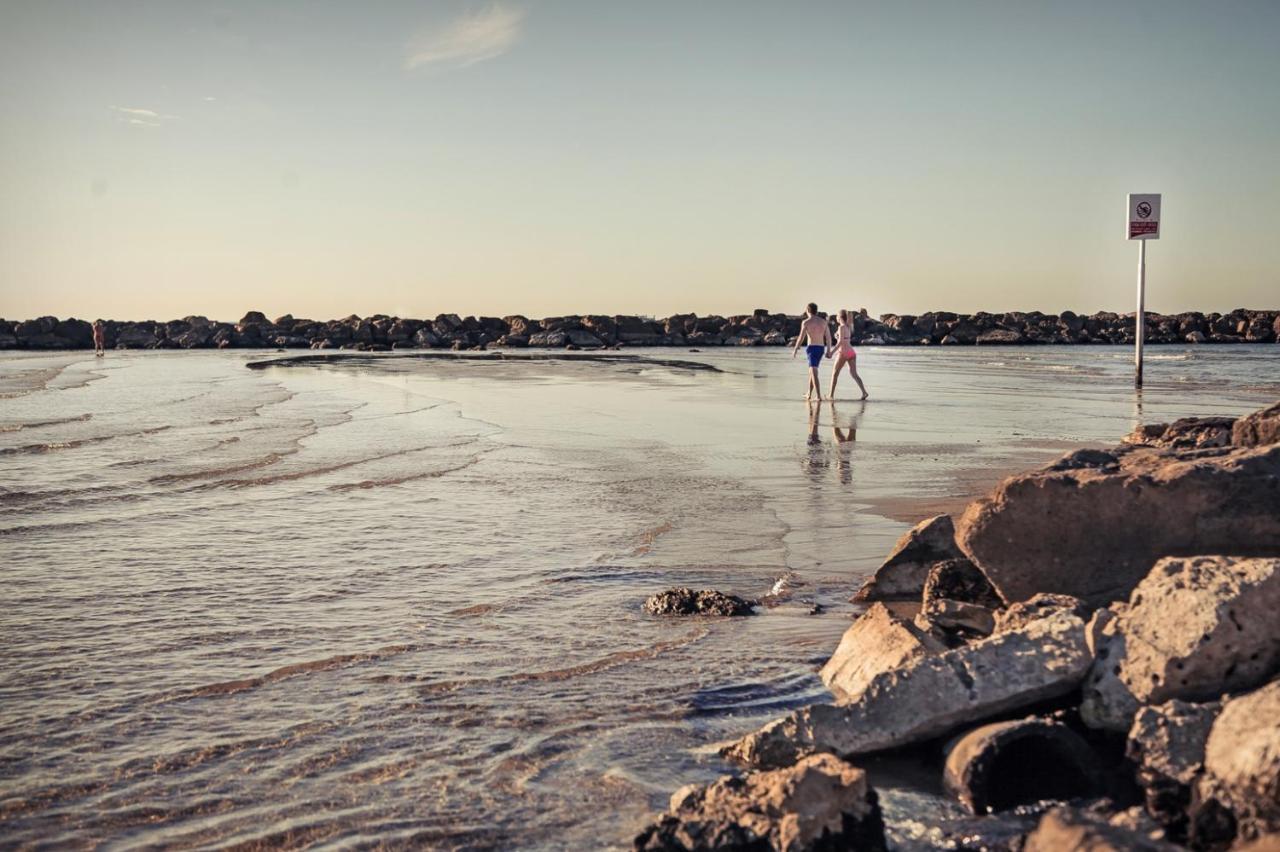 Brown Brut Seafront Hotel, A Member Of Brown Hotels Tel Aviv Bagian luar foto