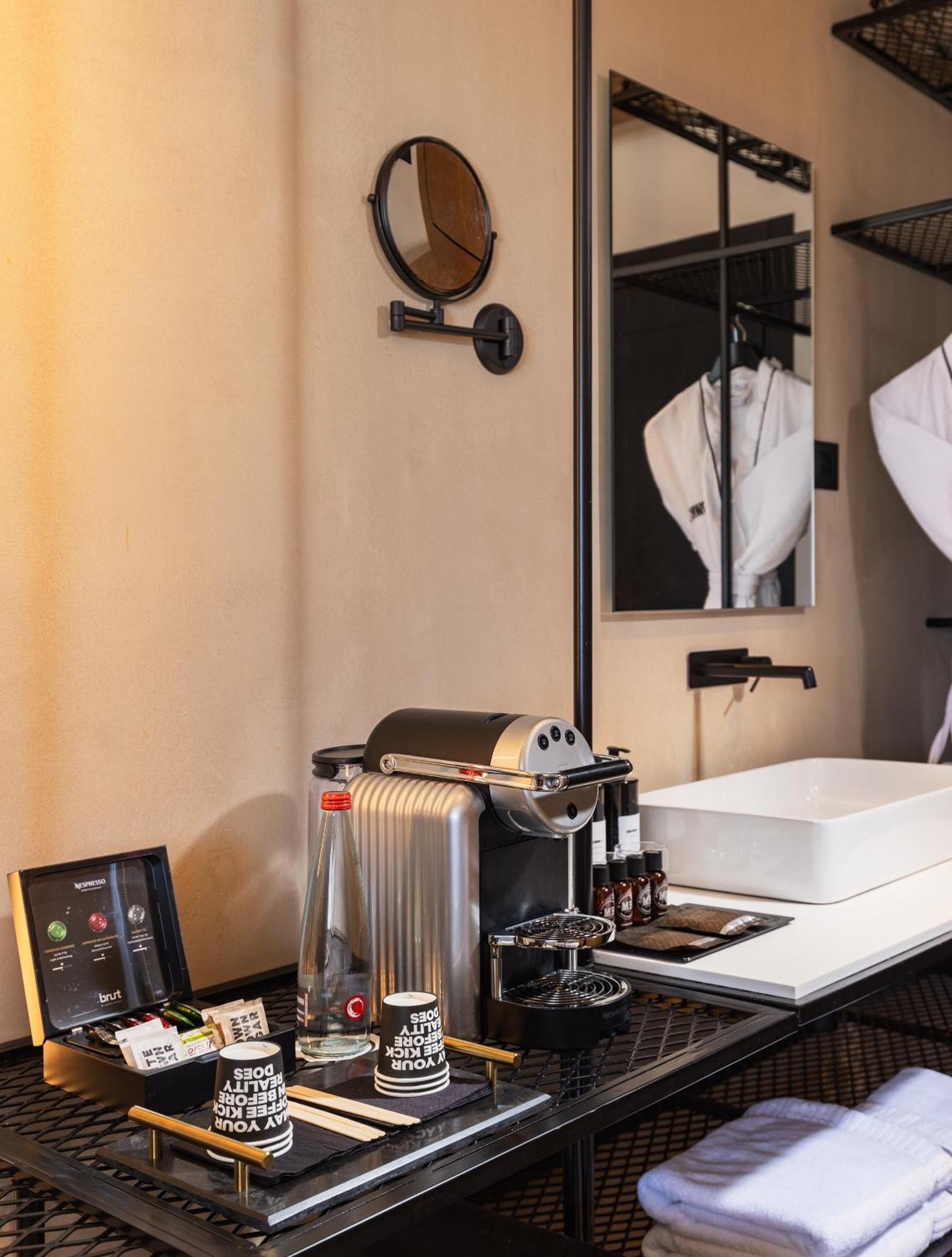 Brown Brut Seafront Hotel, A Member Of Brown Hotels Tel Aviv Bagian luar foto