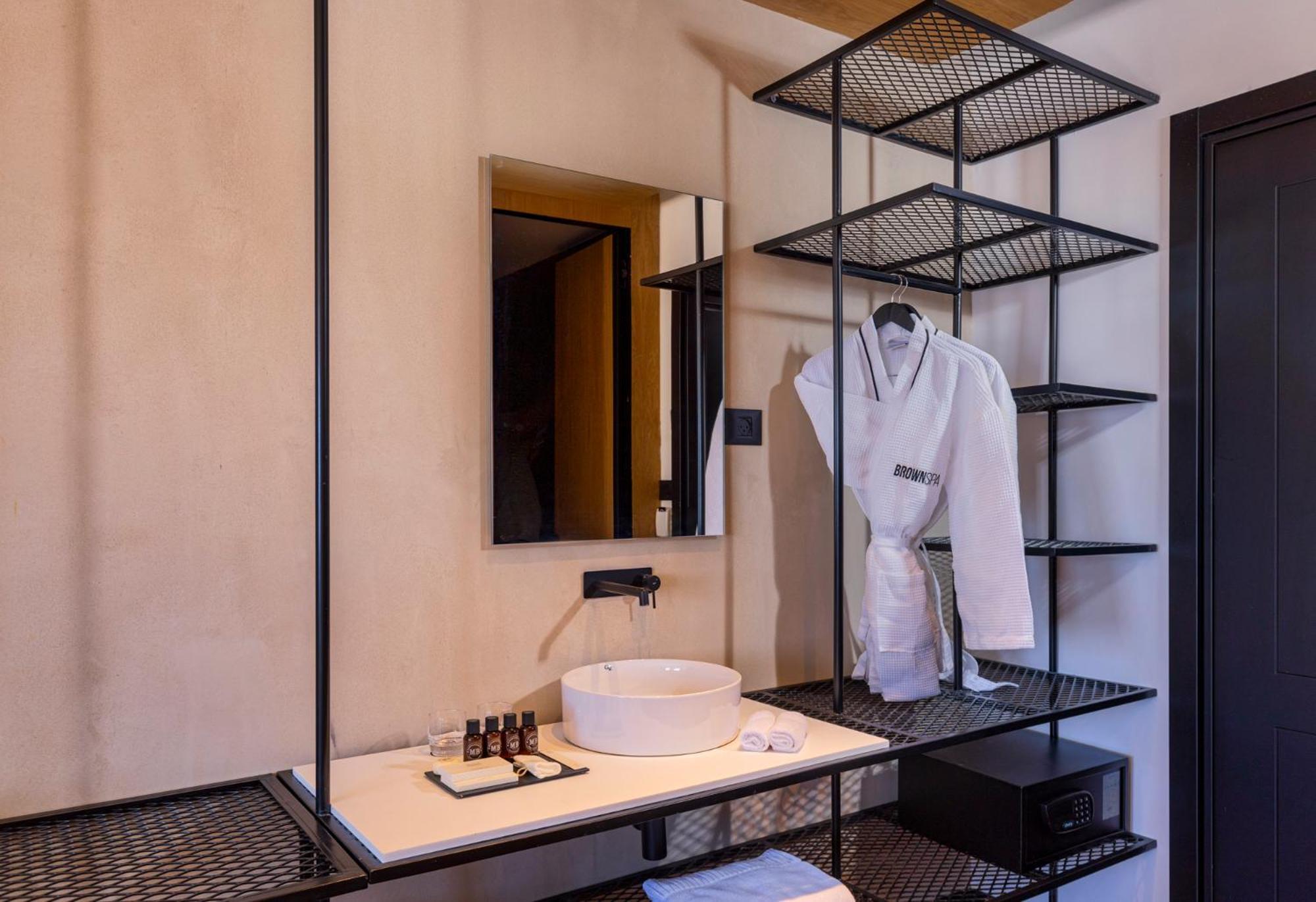 Brown Brut Seafront Hotel, A Member Of Brown Hotels Tel Aviv Bagian luar foto